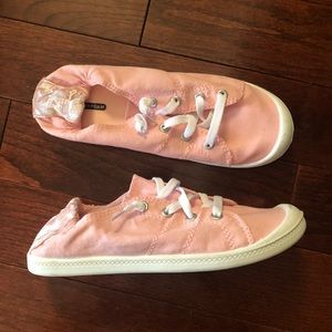 NWOT Time and Tru Scrunchback Sneaker